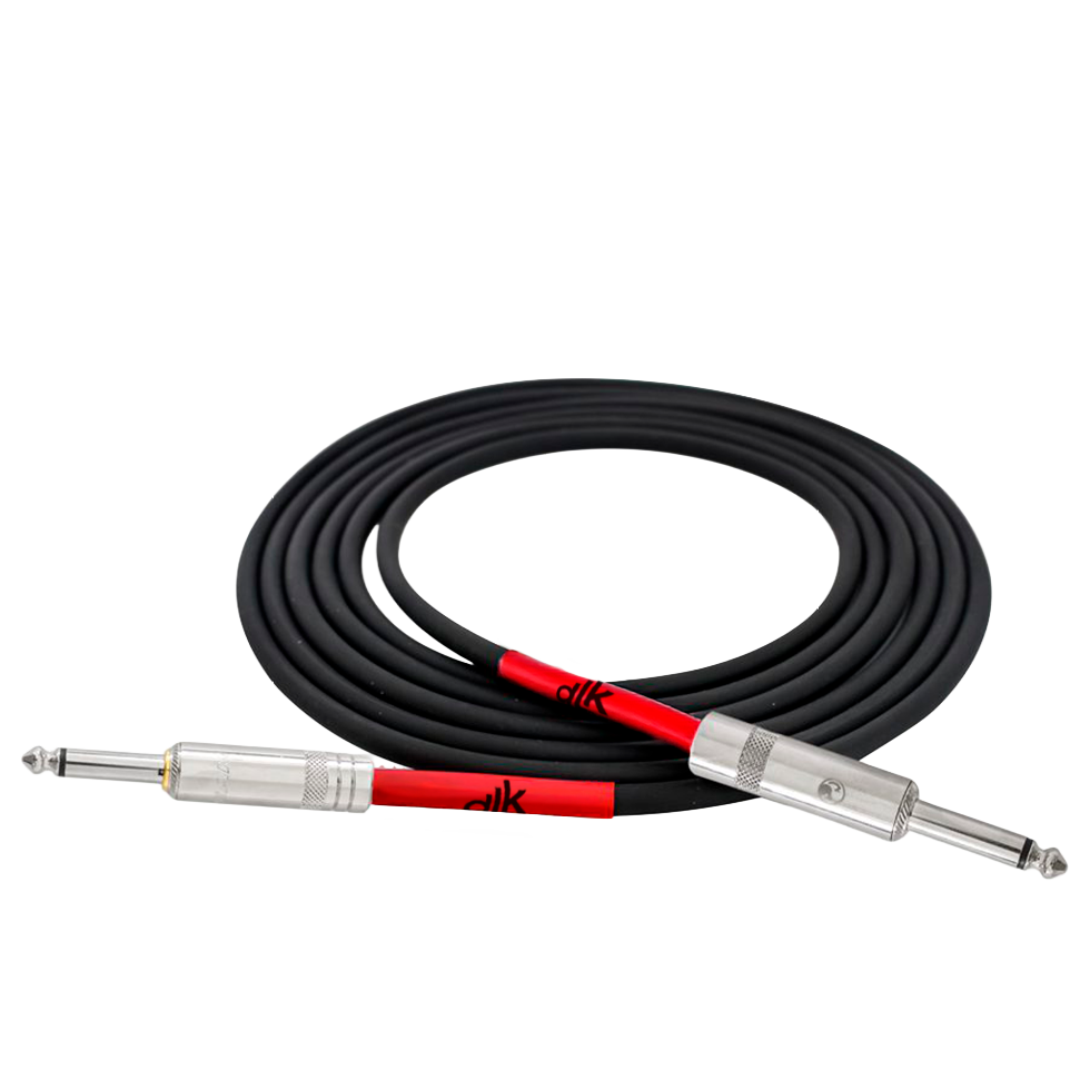 Cabo de instrumento DLK preto enrolado com pontas vermelhas e conectores P10 metálicos em fundo branco.