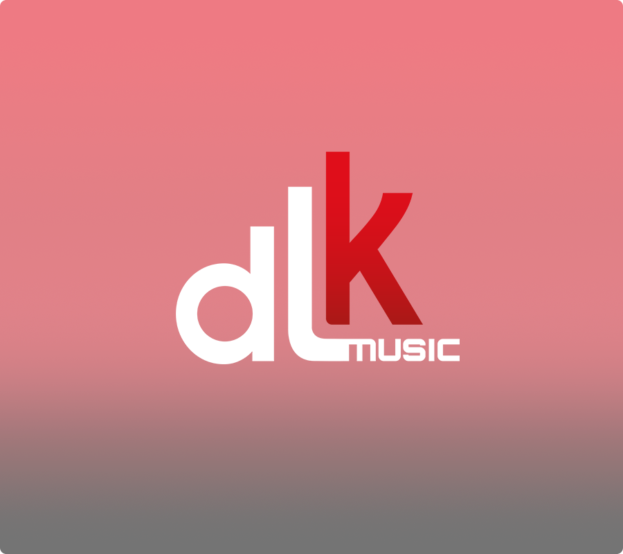 DLK Logotipo DLK Music com letras “dlk” em branco e vermelho sobre fundo vinho, representando marca de áudio e música.