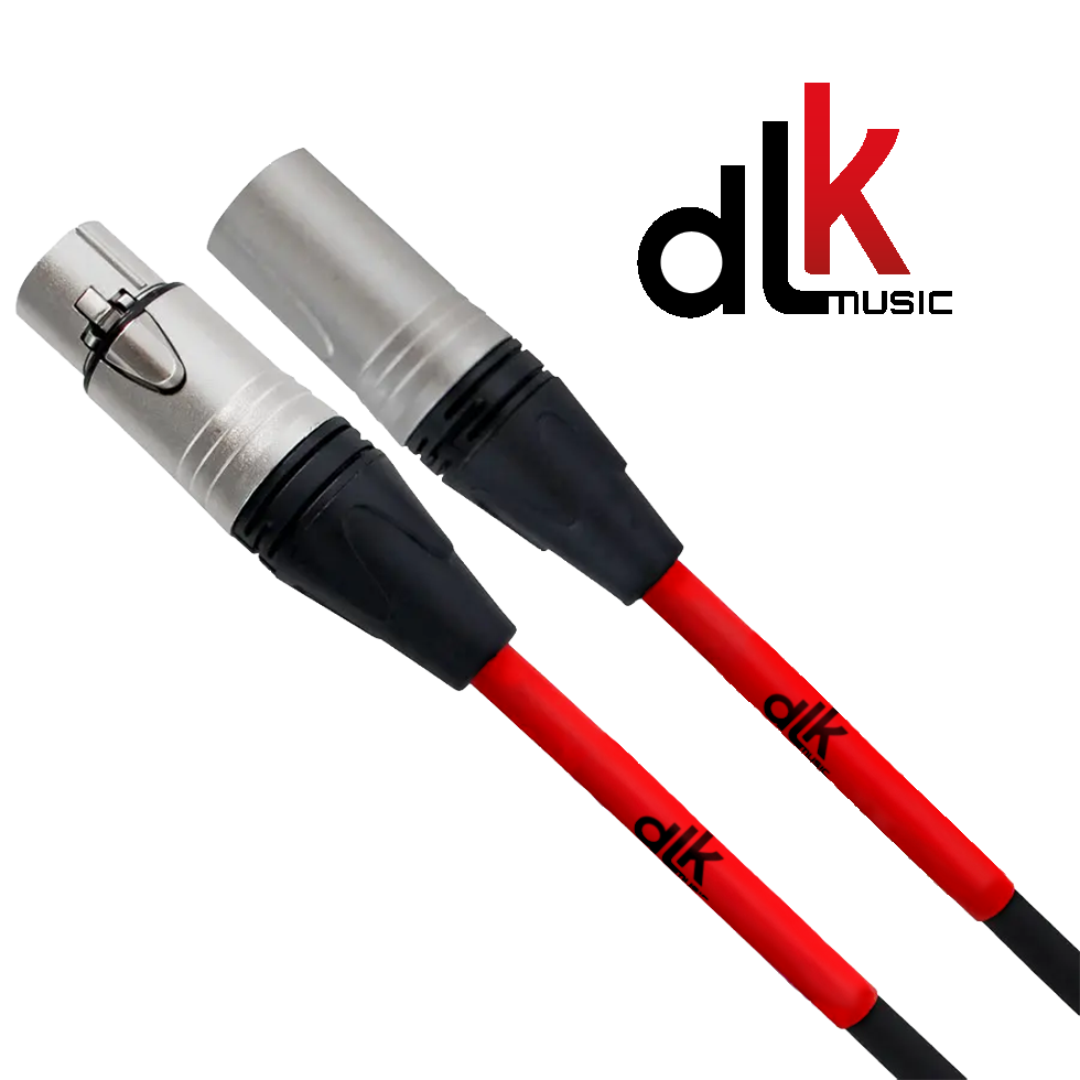 Close de conectores XLR macho e fêmea com acabamento preto e vermelho da linha DLK Music, garantindo conexão de áudio.